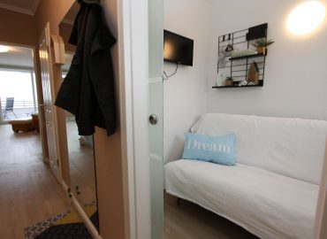 Das zweite Schlafzimmer ist mit einem sehr schönen und bequemen skandinavischem Sofabett mit einer Schlafbreite von 140 cm und einem wandhängenden TV ausgestattet.