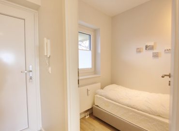 Das zweite Schlafzimmer ist auch mit einem Boxspringbett (90 x 200 cm) und einem Kleiderschrank ausgestattet.