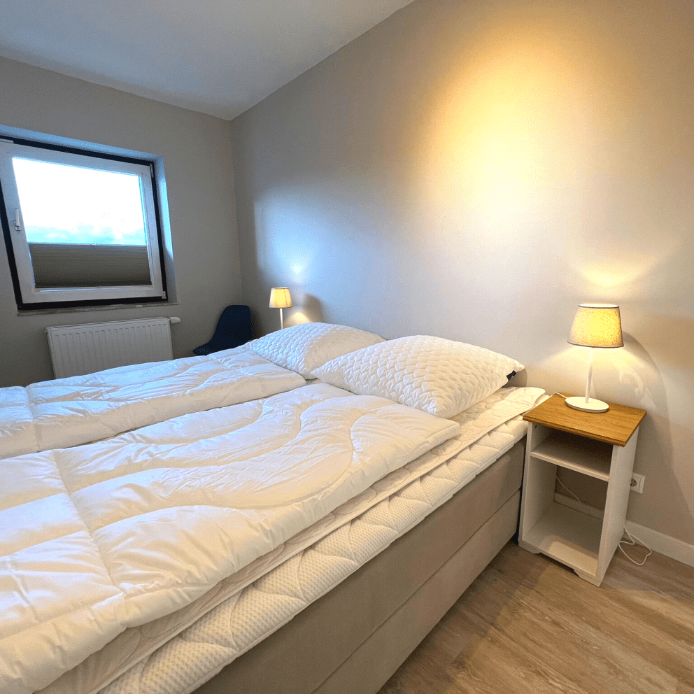 Das Schlafzimmer ist mit einem Doppelbett (180 x 200 cm), einem Kleiderschrank und einem wandhängenden TV ausgestattet.