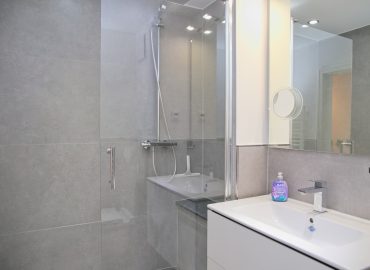 Modernes Bad mit großer begehbarer Dusche und Rainshower